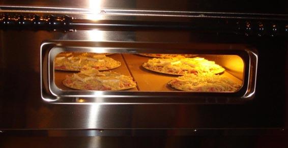 Pizzas en cuisson dans le four